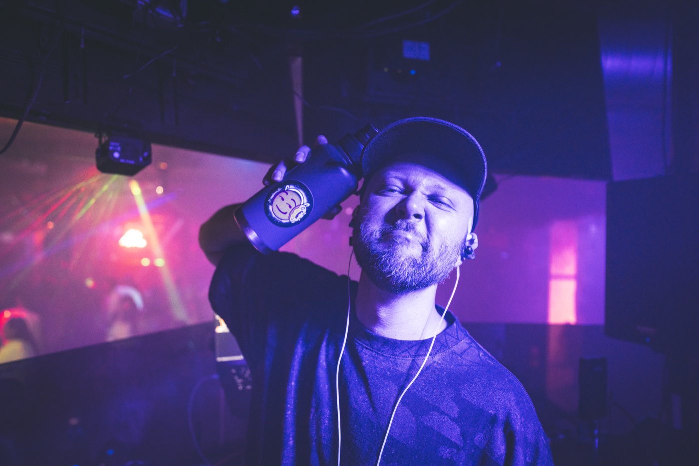 DJ Donuts live at Globe.